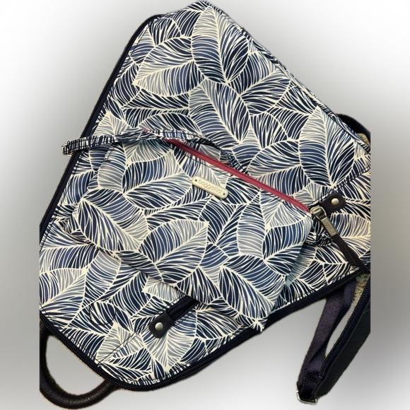 Baggallini Metro Convertible Backpack with RFID Wristlet - Picture 5 of 12